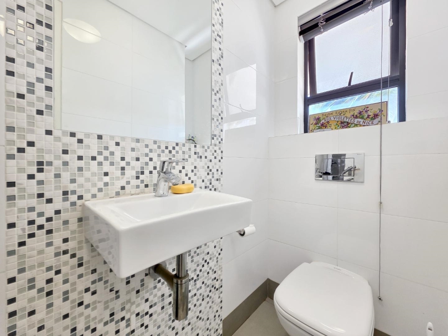 2 Bedroom Property for Sale in Vredehoek Western Cape